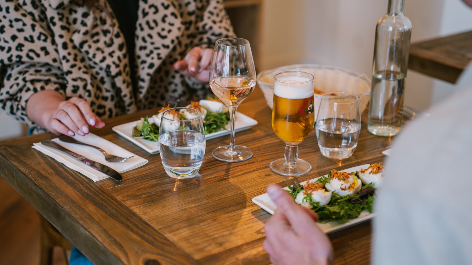 Œufs mimosa, bière et vin rosé à table