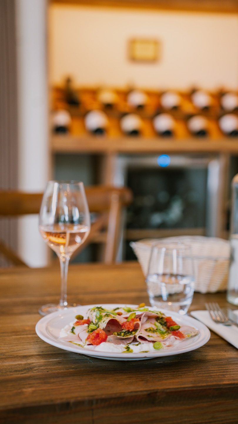 Jambon, stracciatella, pesto et verre de rosé