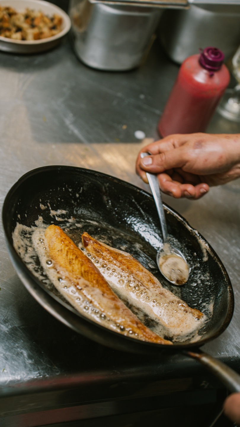 Filets de poisson arrosés au beurre en cuisine