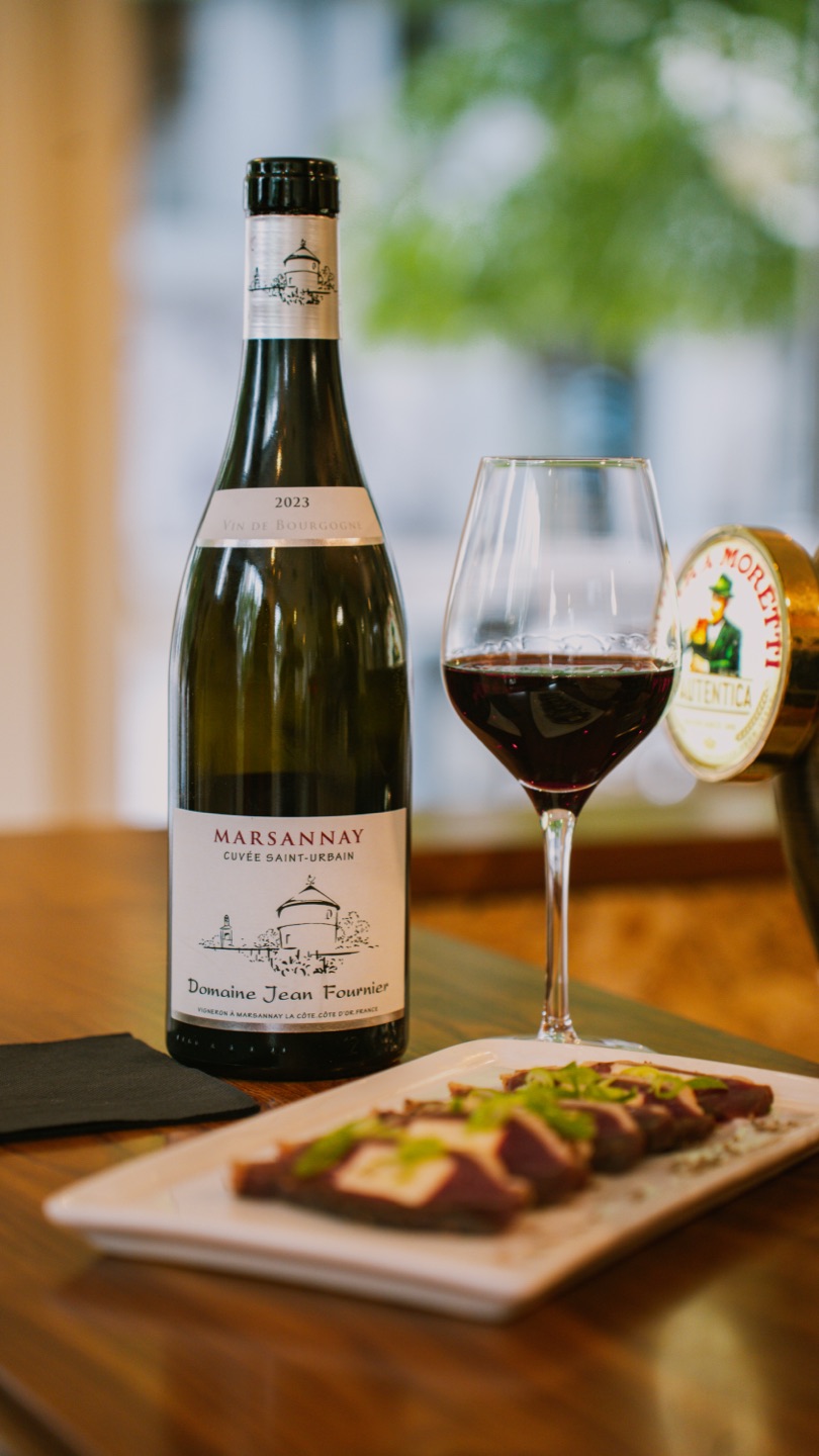 Marsannay rouge et assiette de charcuterie au comptoir
