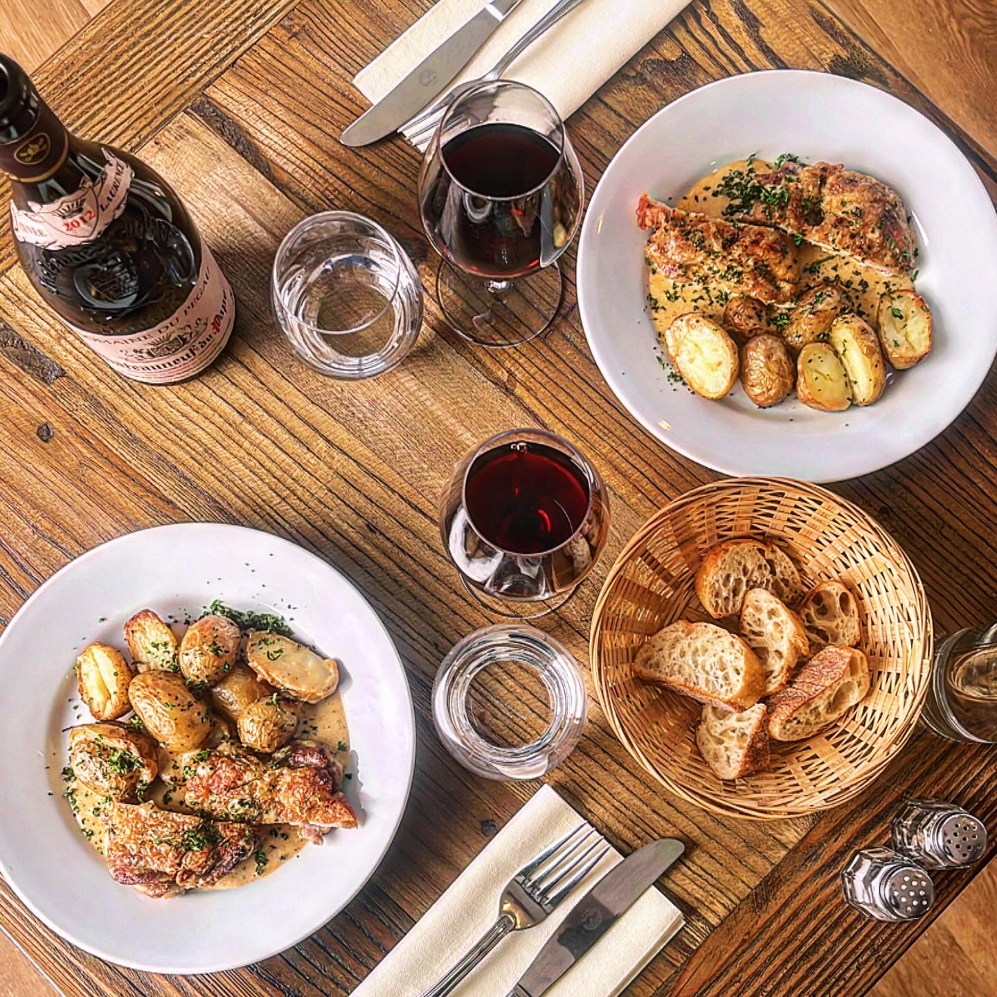 Table conviviale avec plats et vin