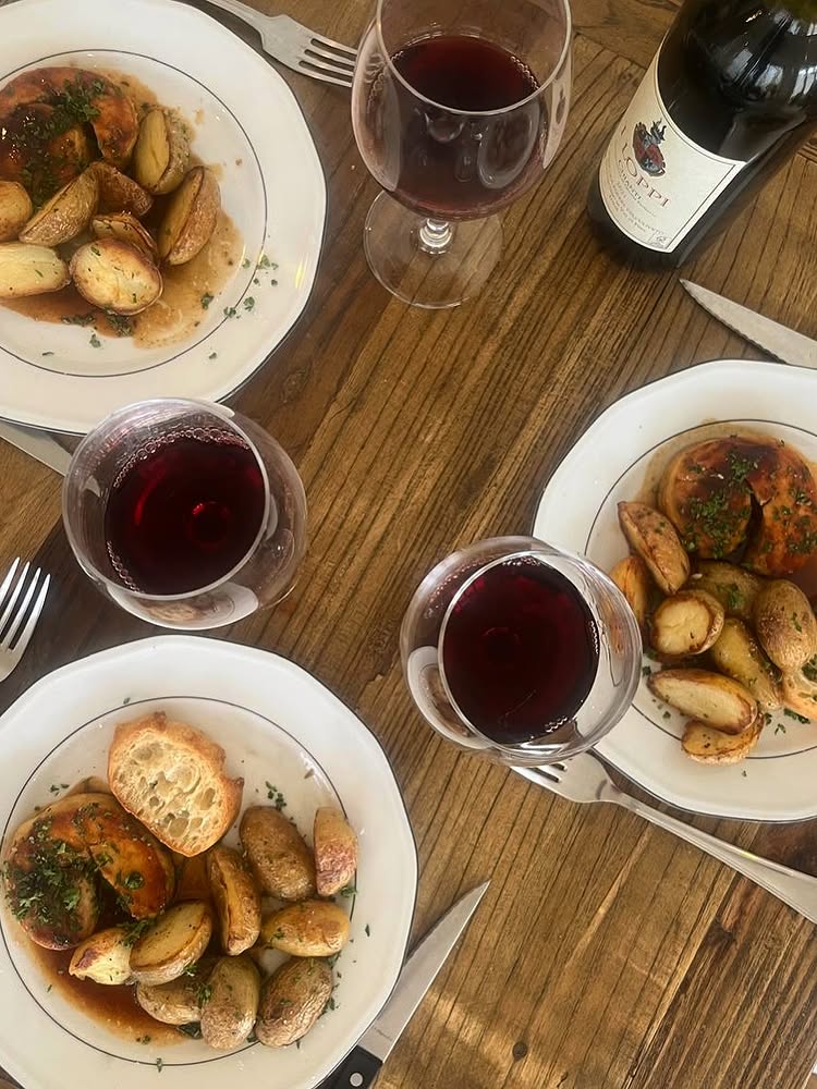 Plats du jour et vin rouge